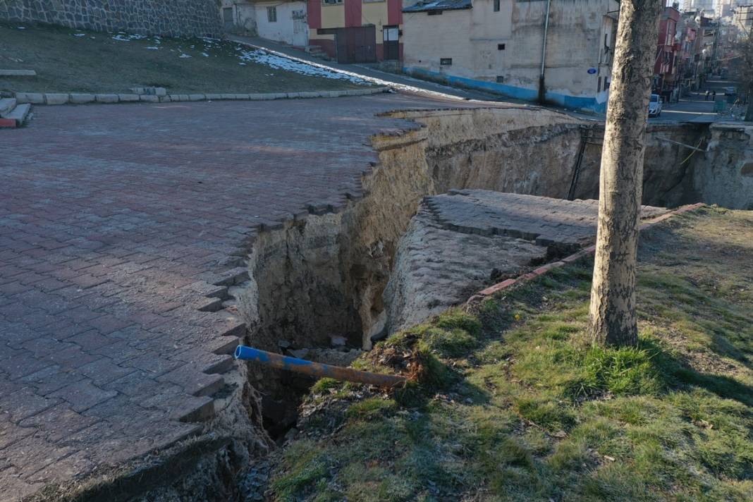 Depremden sonra korkunç görüntü! 30 metre uzunluğunda, 8 metre genişliğinde: Koskoca ağaçları yuttu! 5